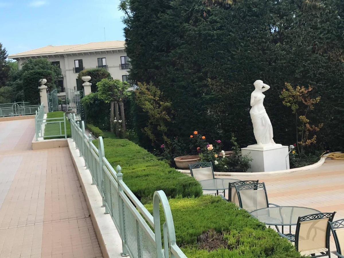 Apartcomplex Splendid Saints Constantine and Helena Esterno foto